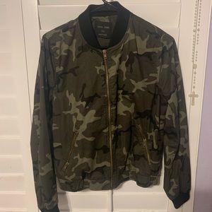 This is a thin green camo jacket in a size small.